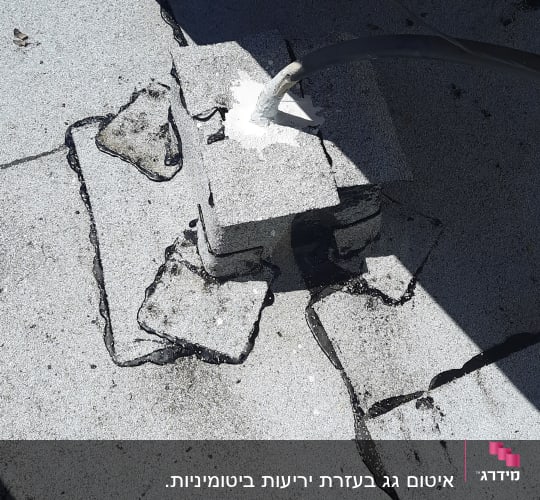 איטום גג עם חומר לבן סביב כבל חשמלי